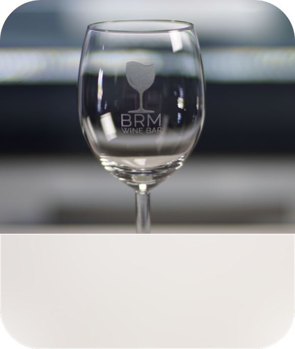 Een gegraveerd glas met een logo van een bar.