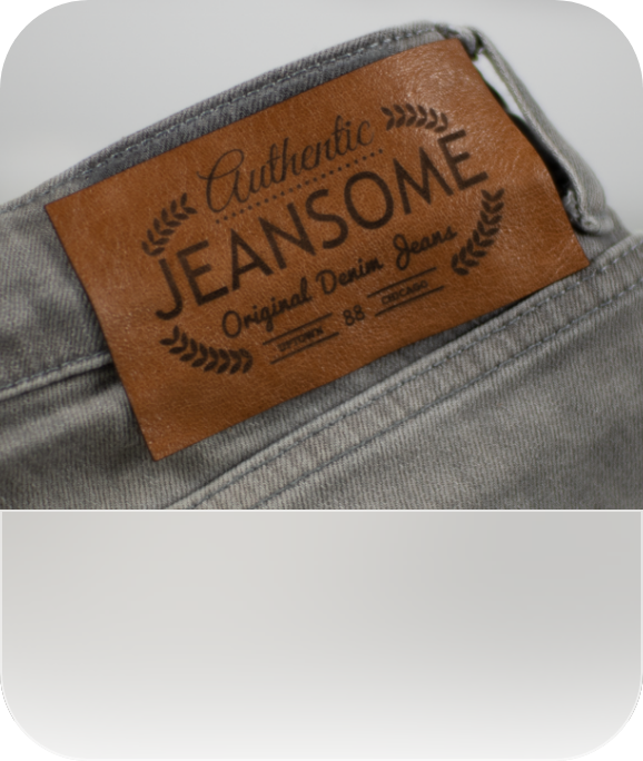 Ein lasergraviertes Emblem auf der Rückseite einer Jeans mit einem Logo.