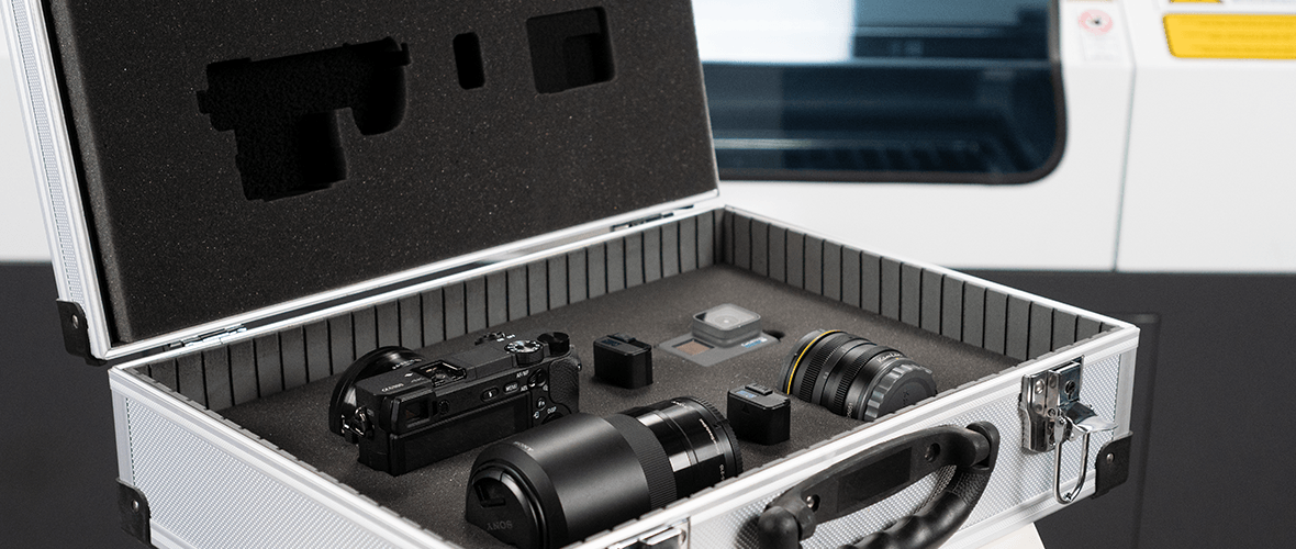 Flight-Case mit Kameraausrüstung, geschützt durch zwei gelaserte Schichten aus Schaumstoff.