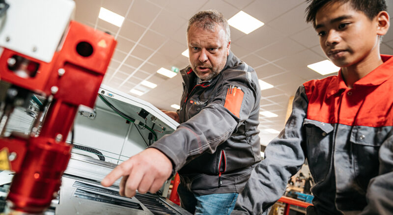 A man instructing something with the BRM Laser at the Calvijn College